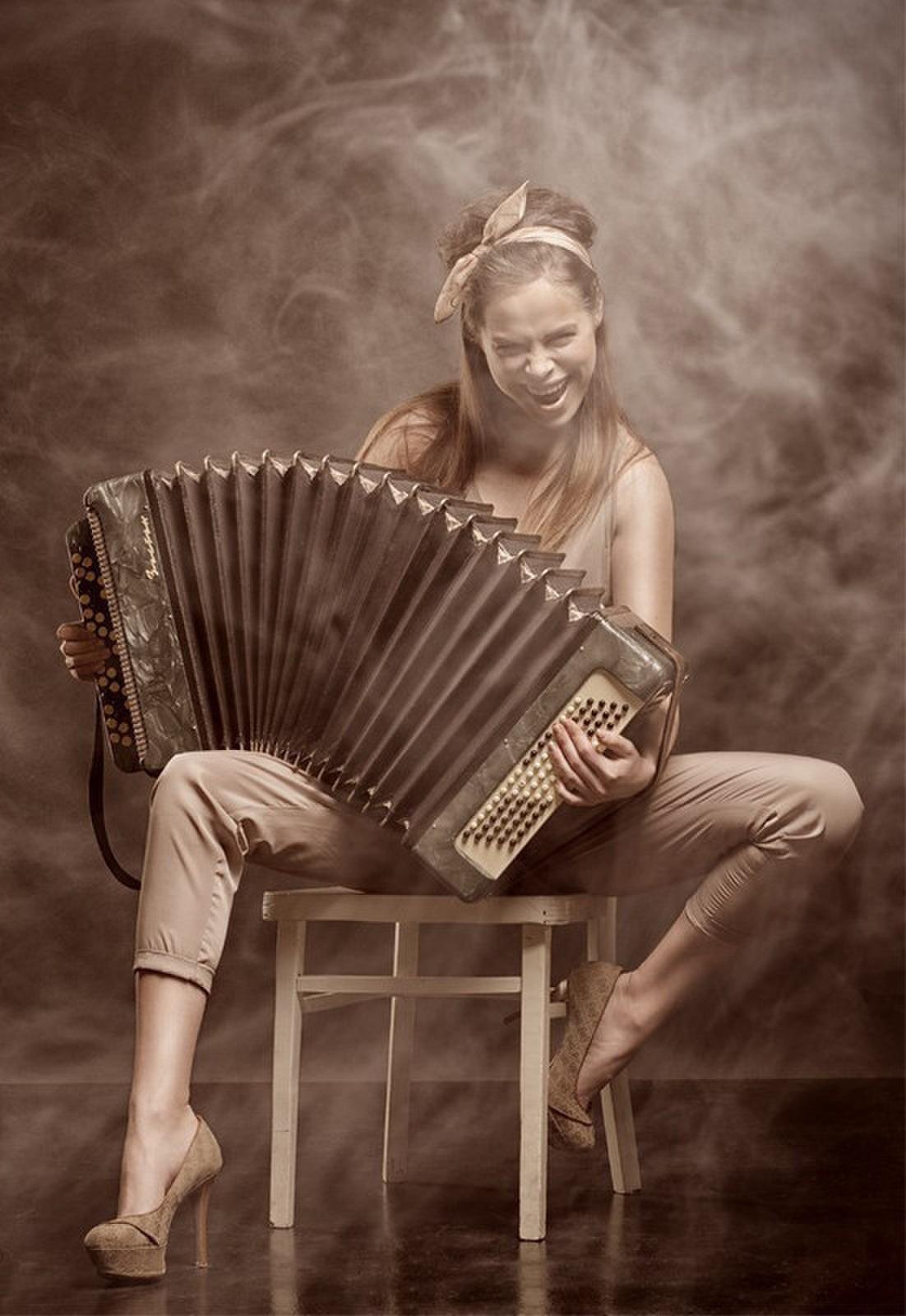 Девушка с аккордеоном
