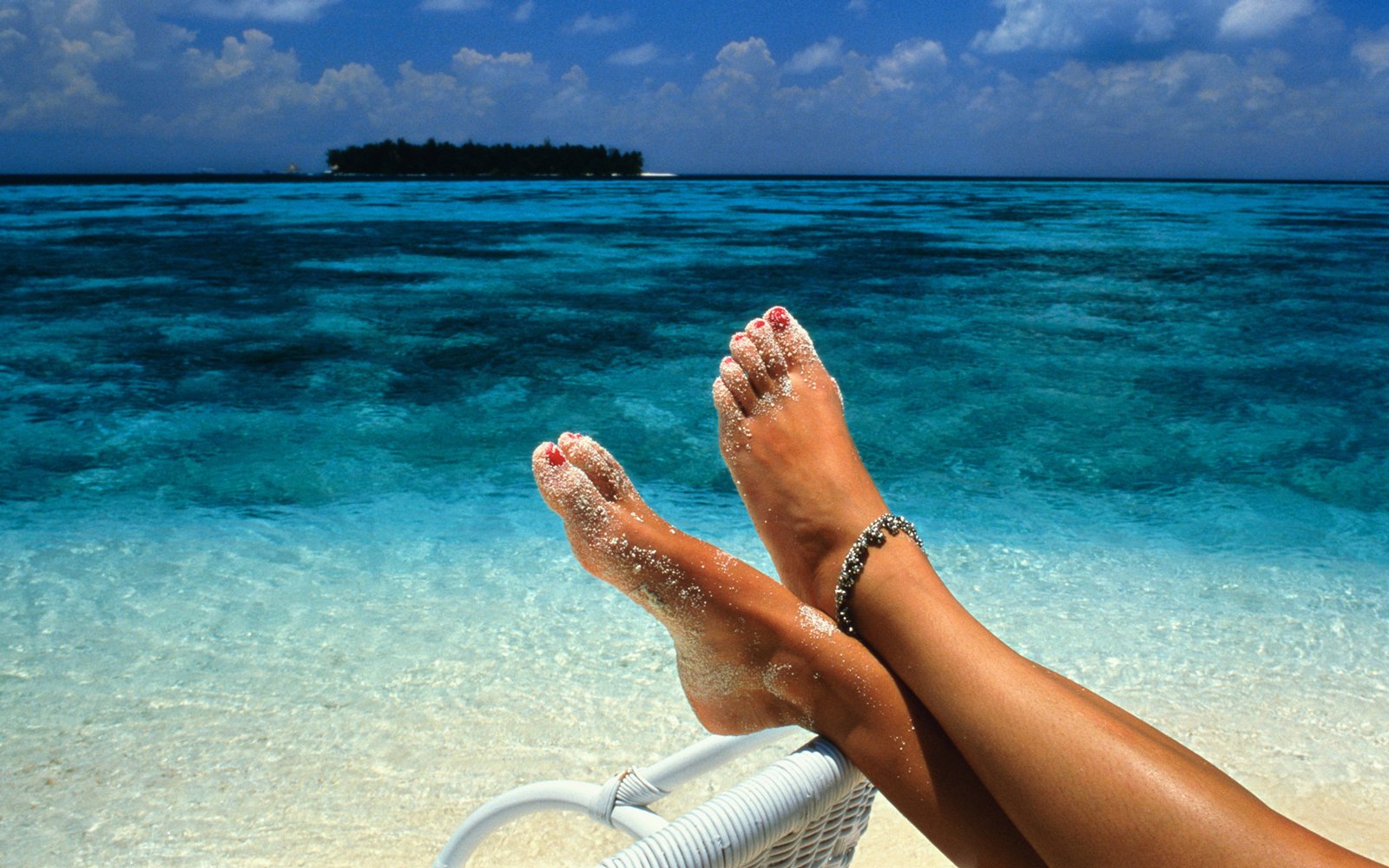 Здесь вас ждут морские пляжи. Ноги на пляже. Ноги на фоне моря. Ноги в море. Педикюр на море.