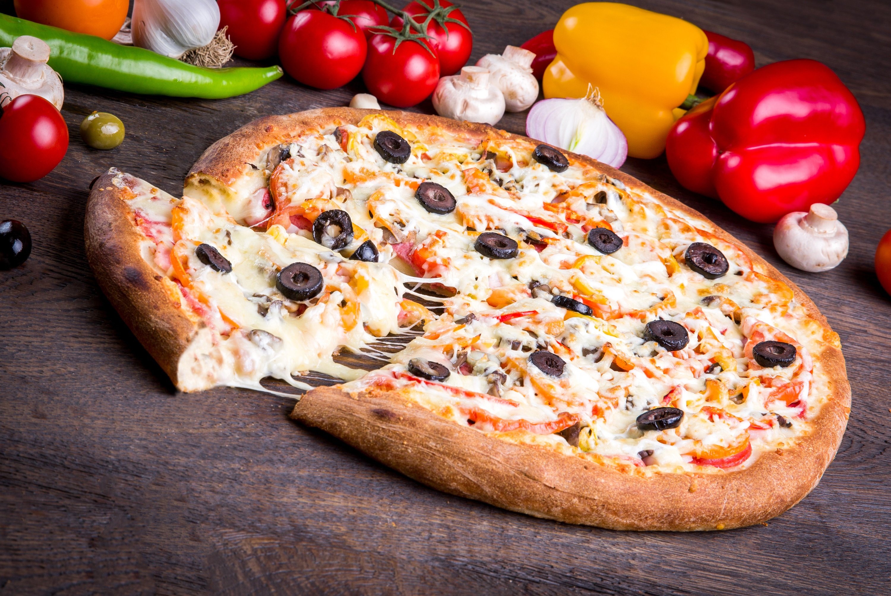 Вся еда а4. "Пицца". Красивая пицца. Итальянская пицца. Пицца с маслинами.