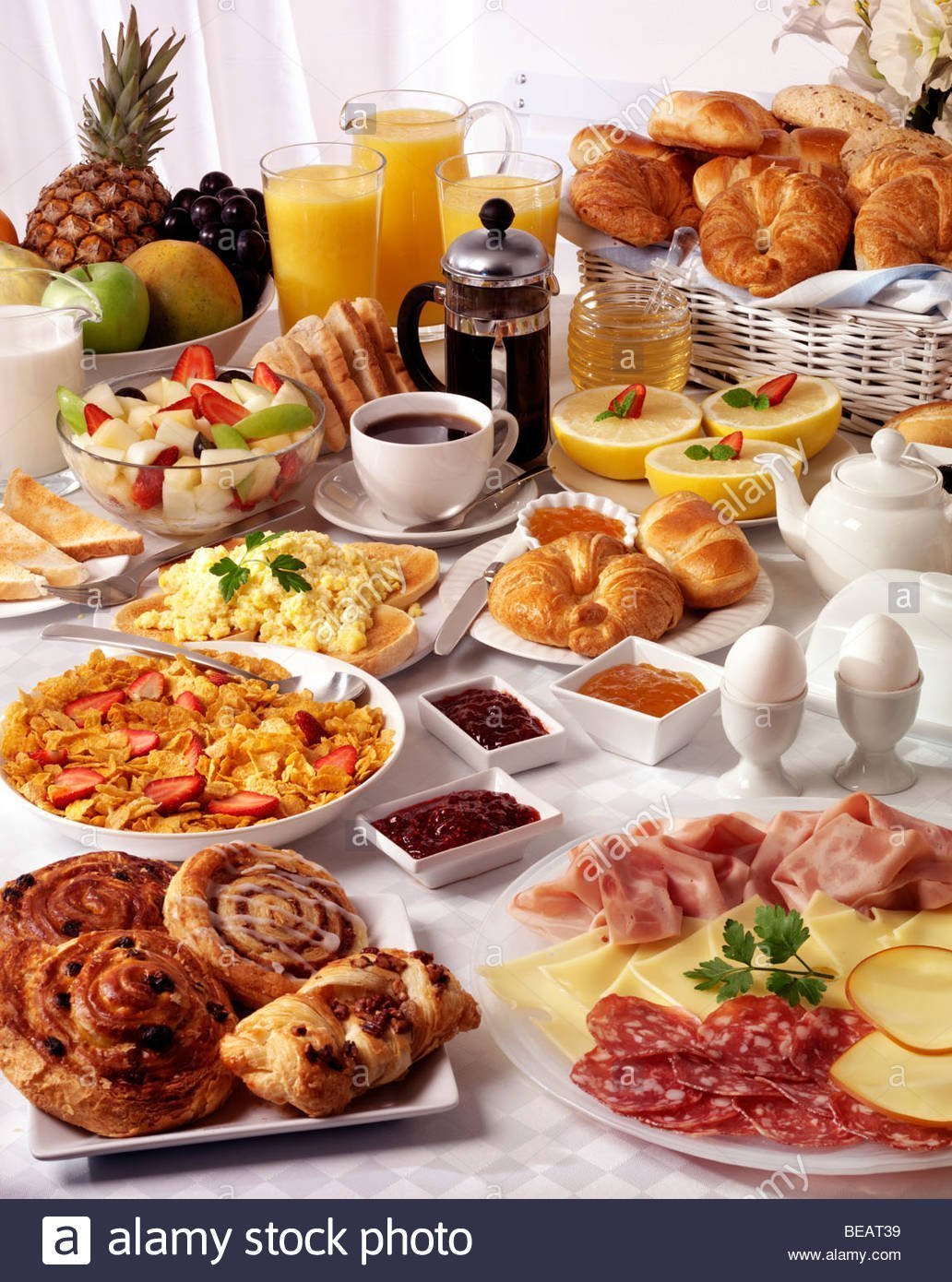 Шикарный стол с едой