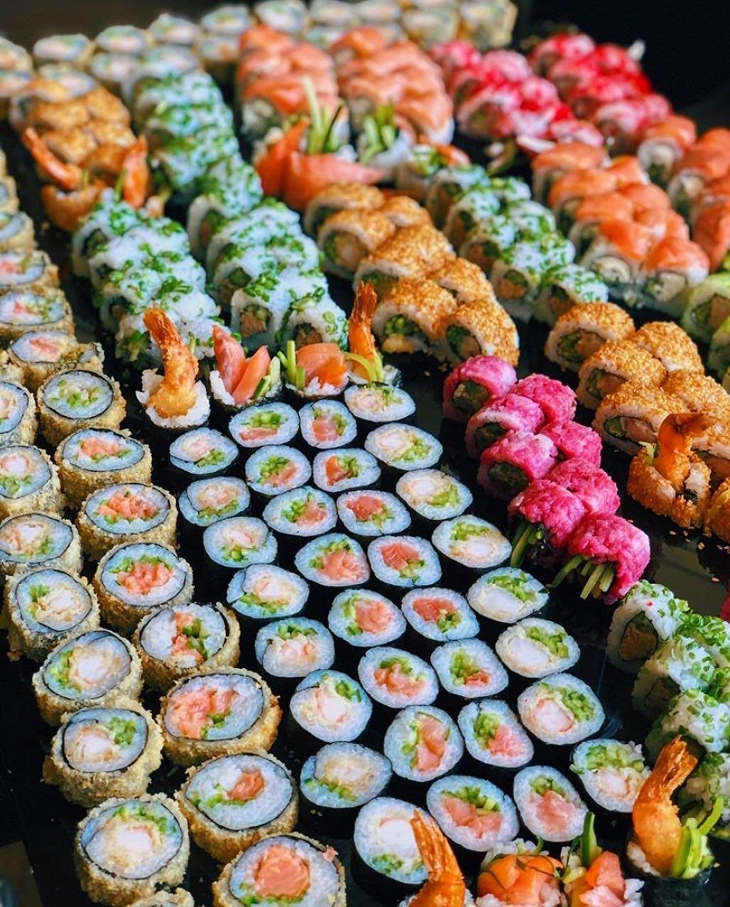 Очень много еды