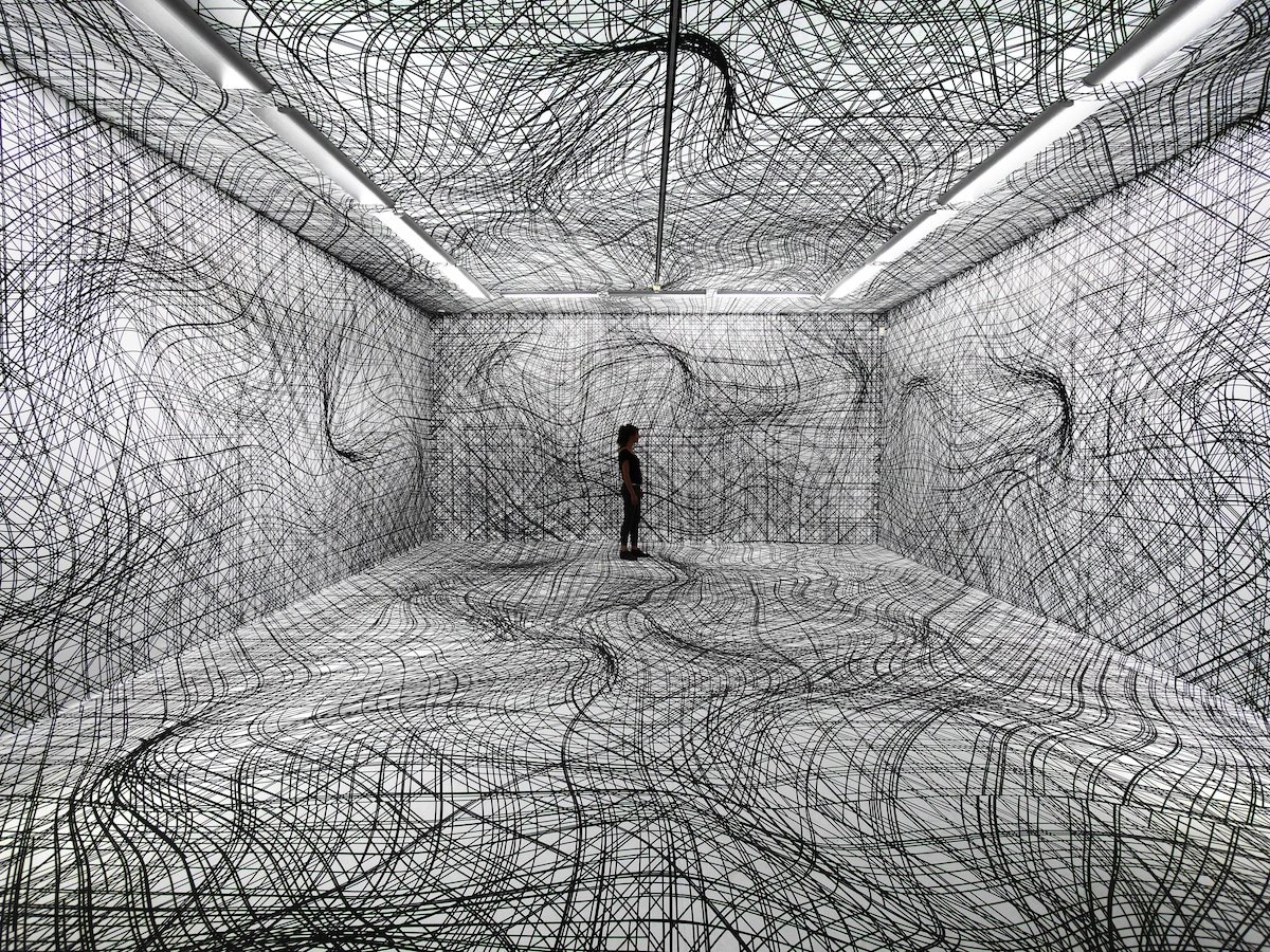 Время искажает пространство. Оптические иллюзии художника Peter Kogler. Изображение пространства. Комната с искаженной перспективой. Визуальные иллюзии в интерьере.