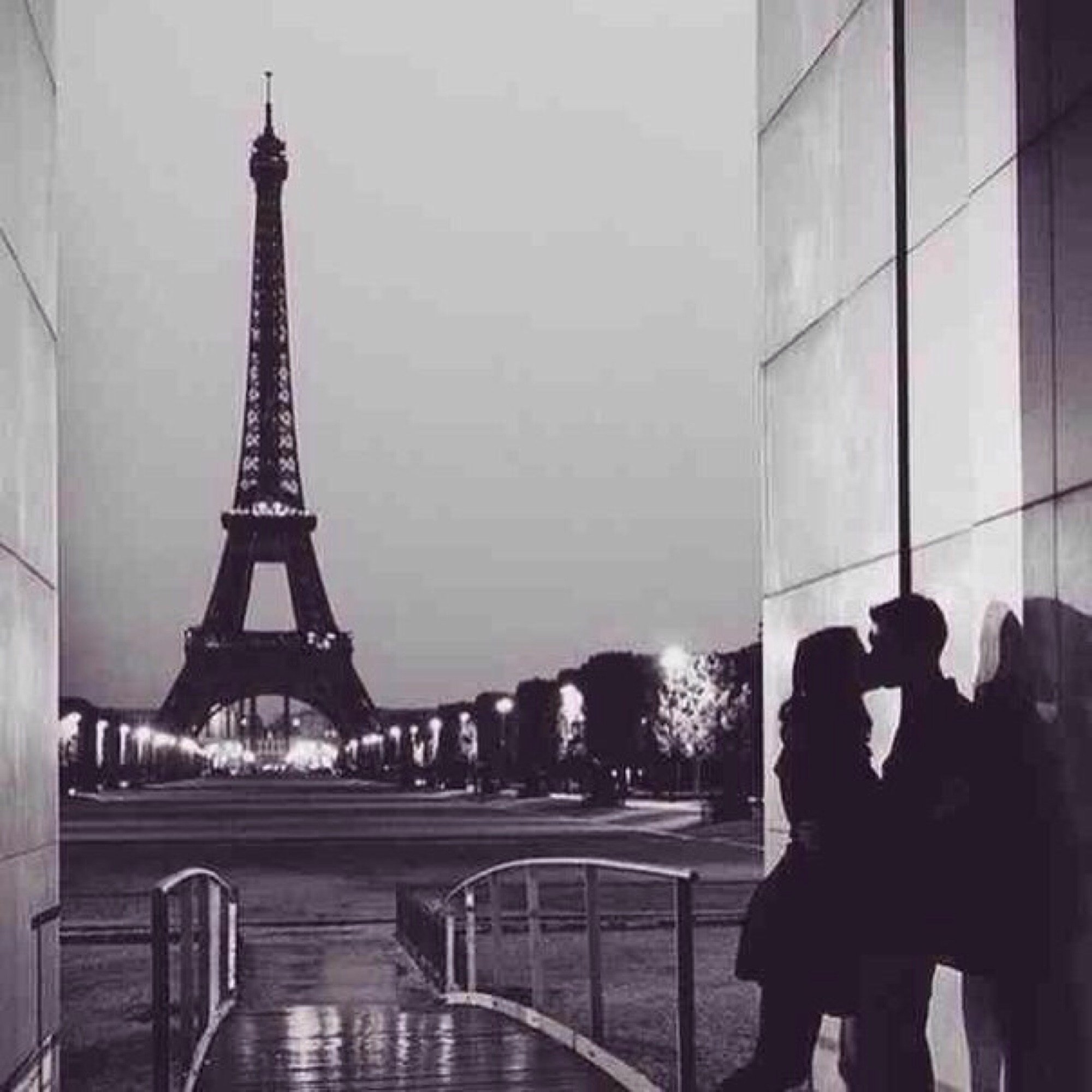 Париж и девушка черно белый