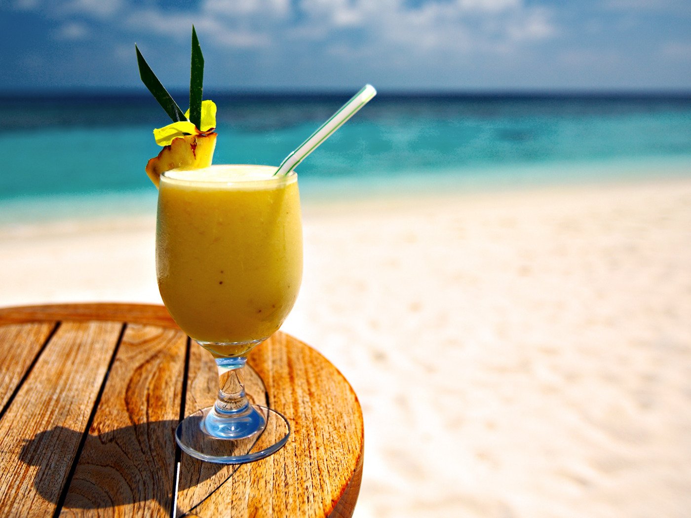 Майские праздники попали на отпуск. Море пляж коктейль. Коктейль на море. Лето пляж коктейль. Напитки на пляже.
