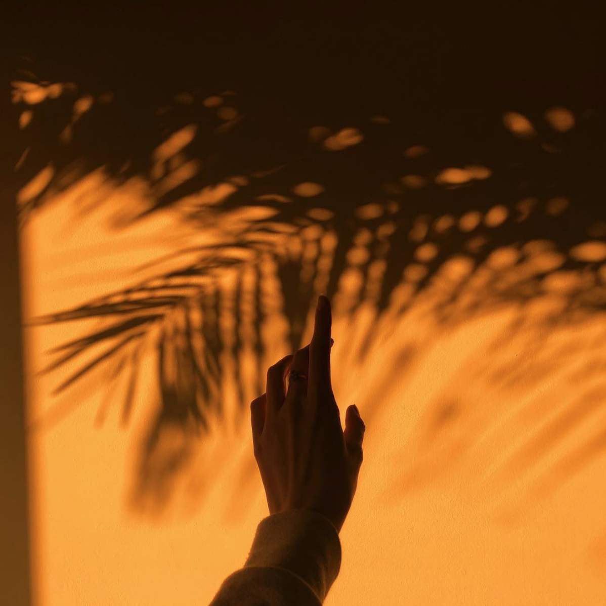 Силуэт человека на горе