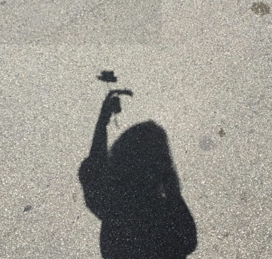 Друзья тень на асфальте