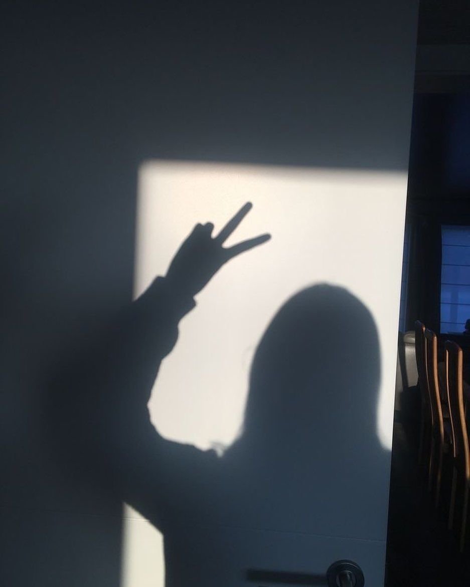 Тень девушки с рогами