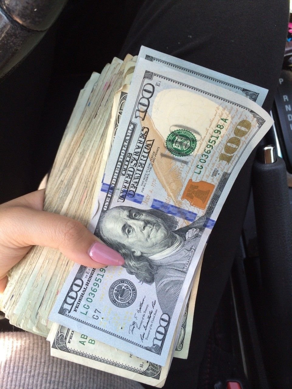 Доллары в руках