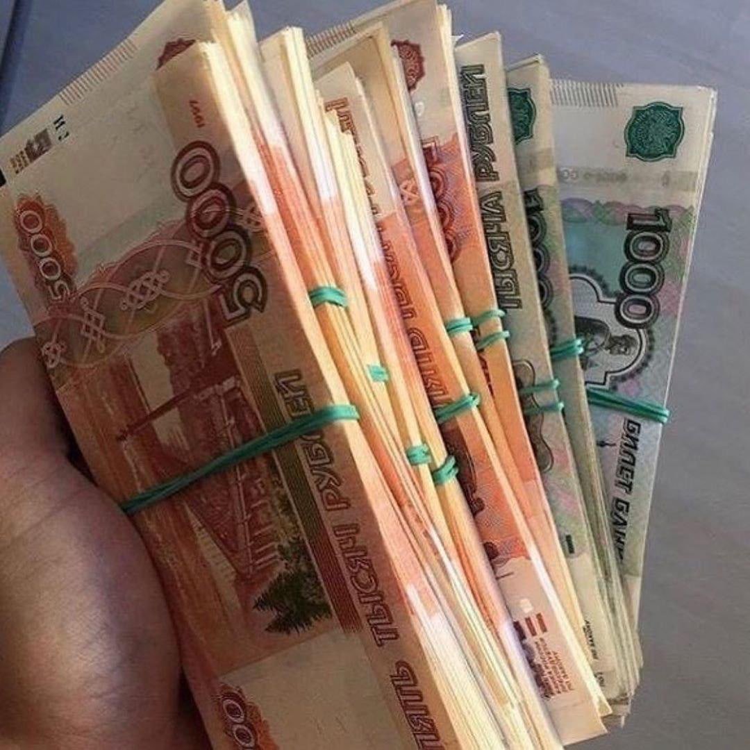 Пятитысячные купюры в руках