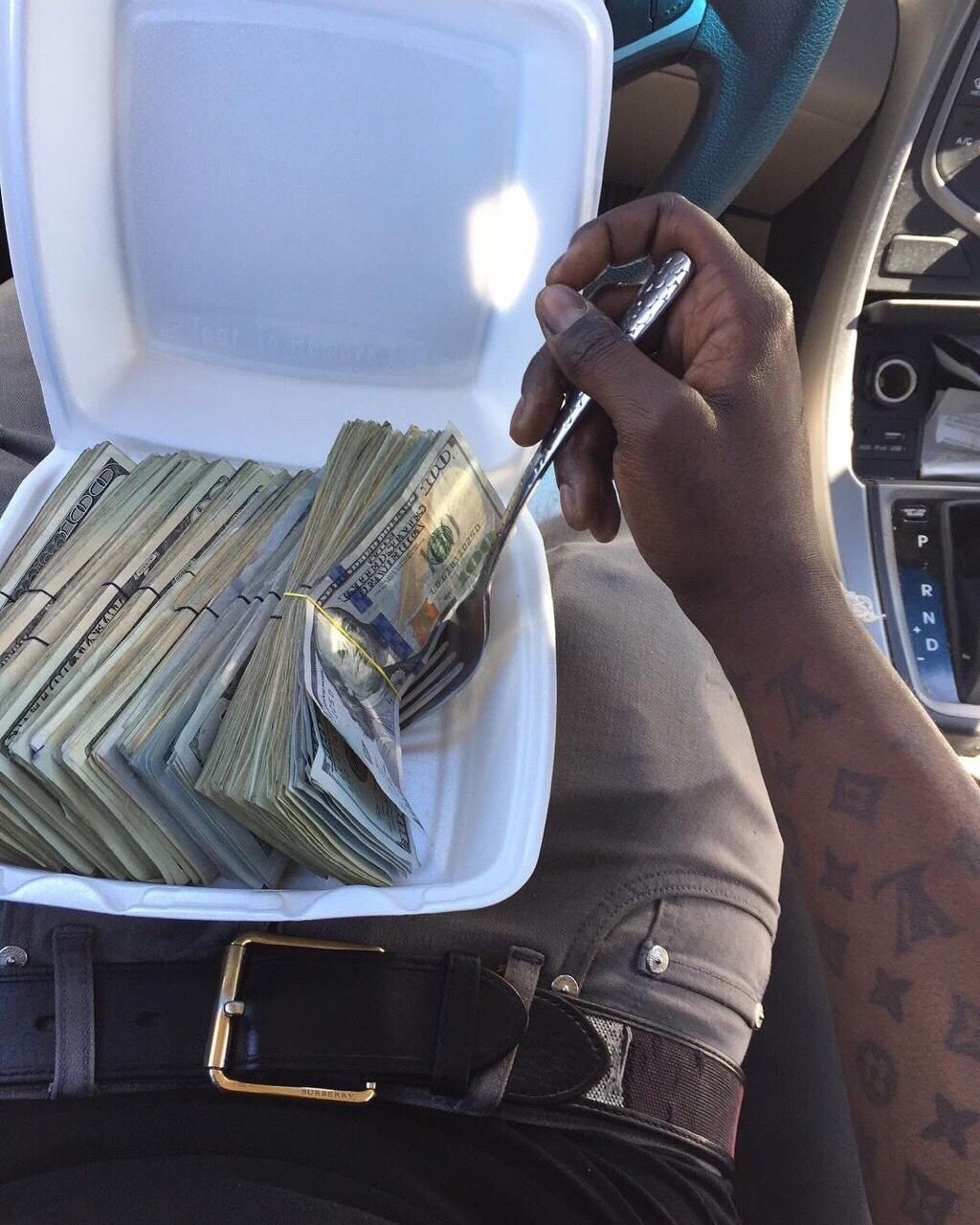 Деньги в машине