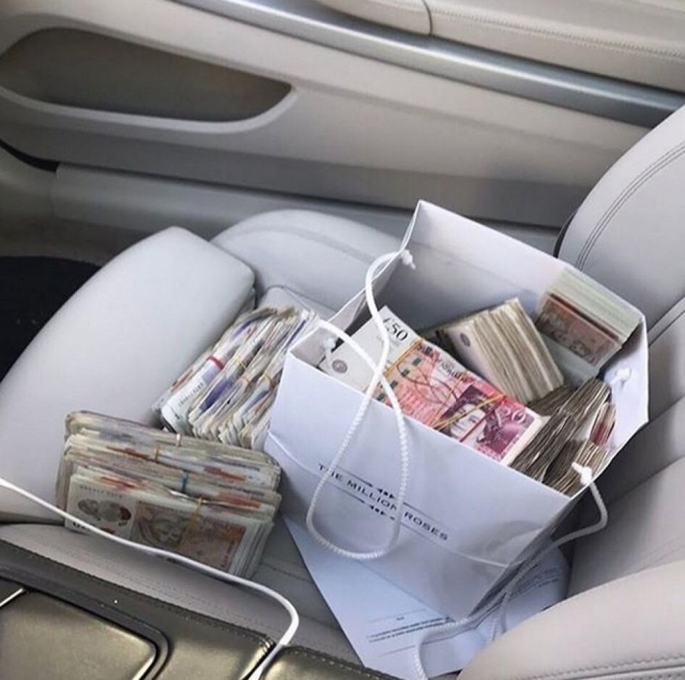 Деньги в машине