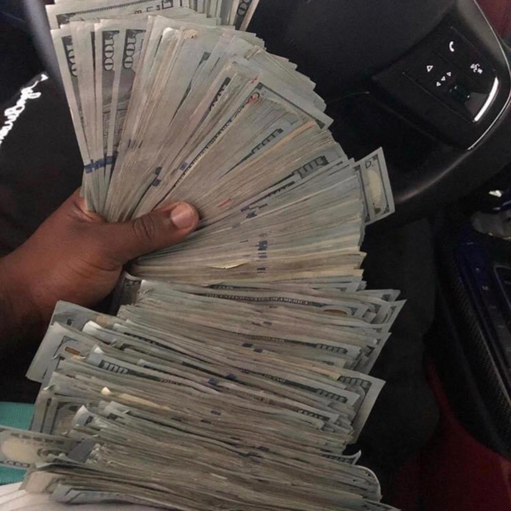 Пачка денег в женских руках