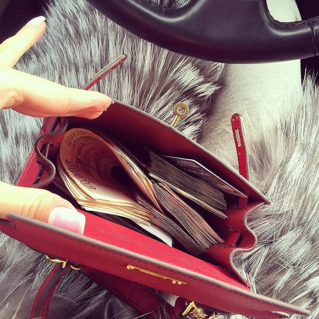 Кошелек с деньгами Эстетика