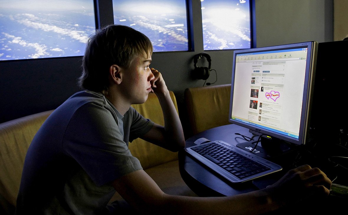 Человек перед монитором