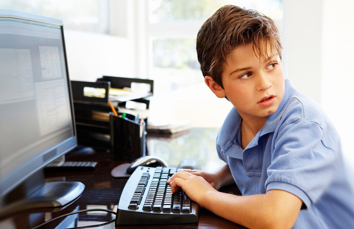 Подросток за компьютером