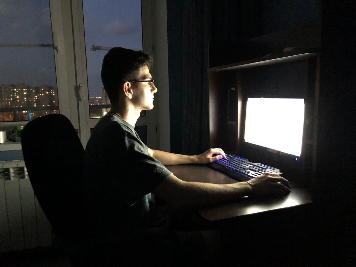 Человек за компьютером