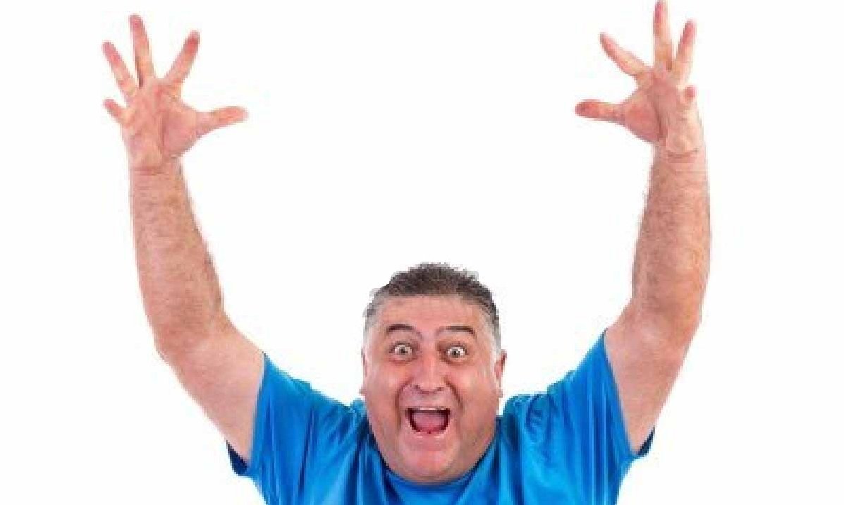 Мужчина с поднятой рукой