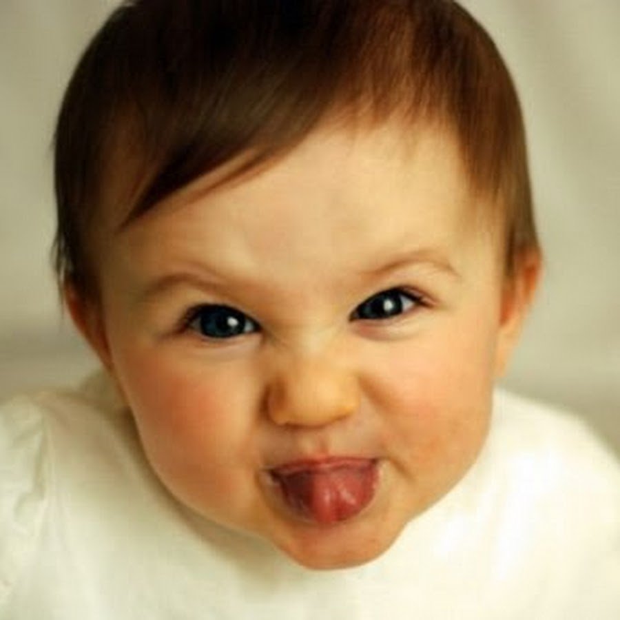 Ребенок дразнится языком