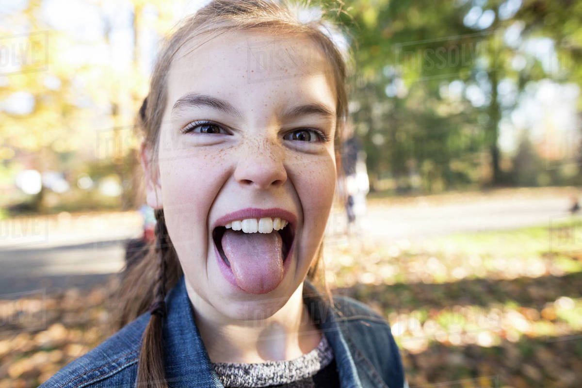 Подросток с высунутым языком