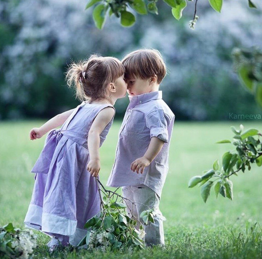 Мальчик и девочка трогательно