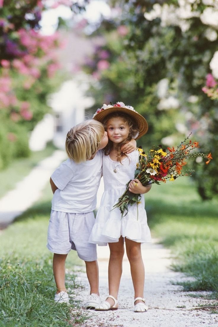 Мальчик дарит девочке цветы