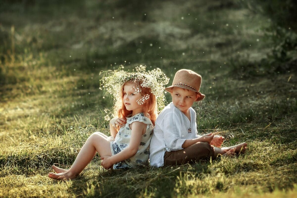 На природе девочки и мальчики