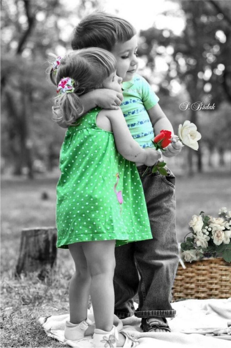 Мальчик дарит девочке цветы