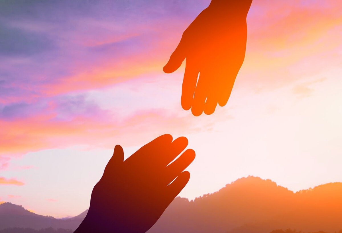 Протягивает руку