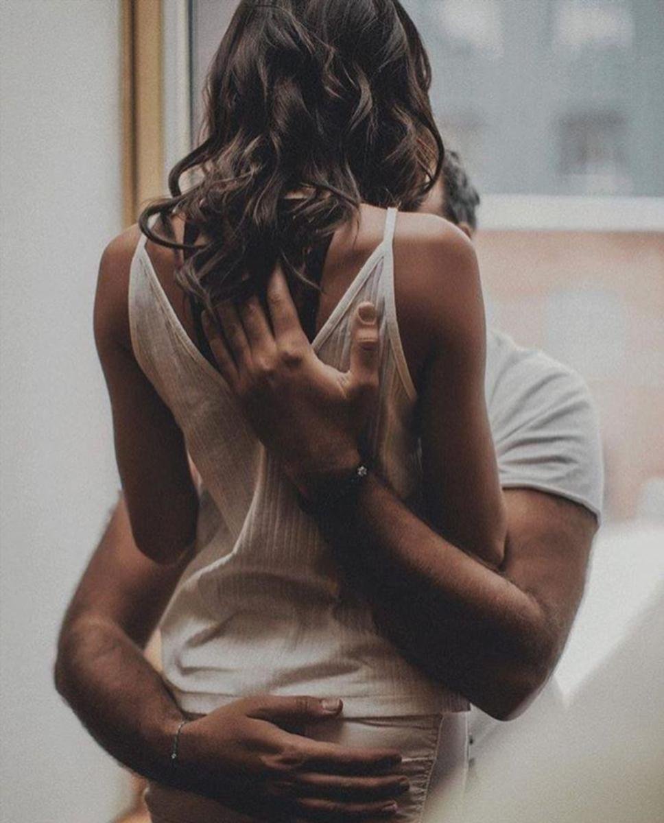 Объятия со спины