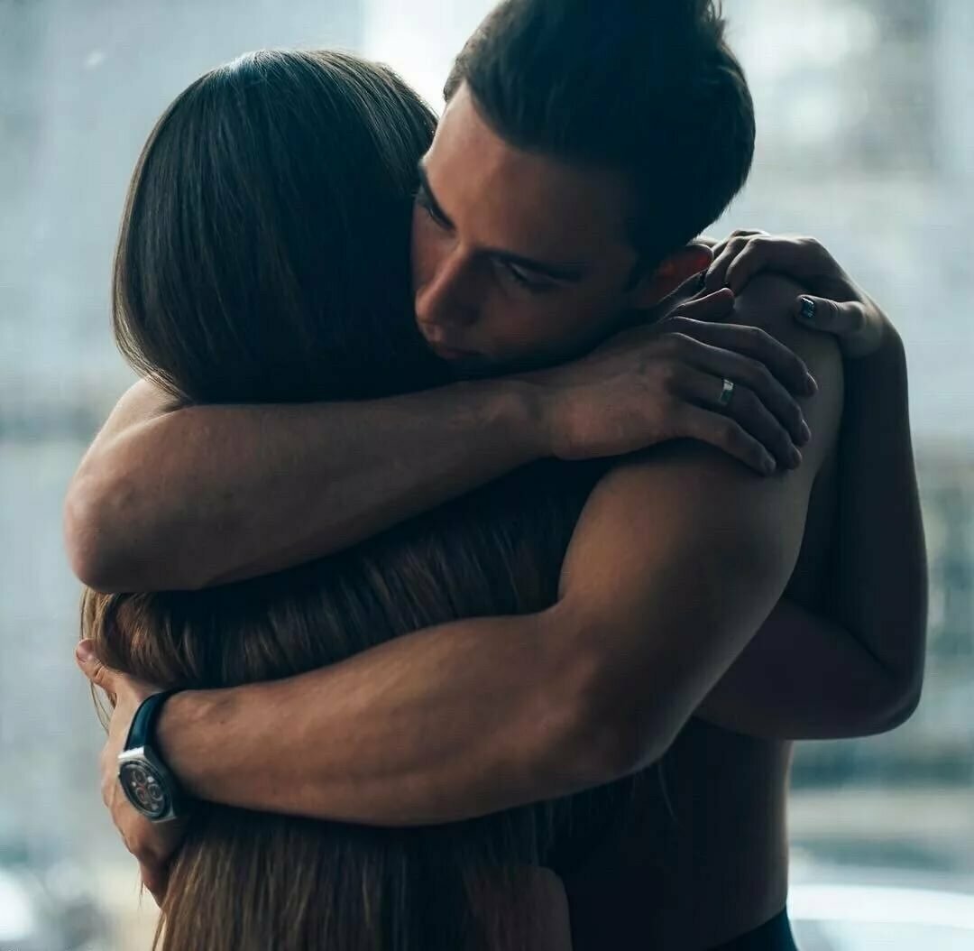 Парень обнимает девушку