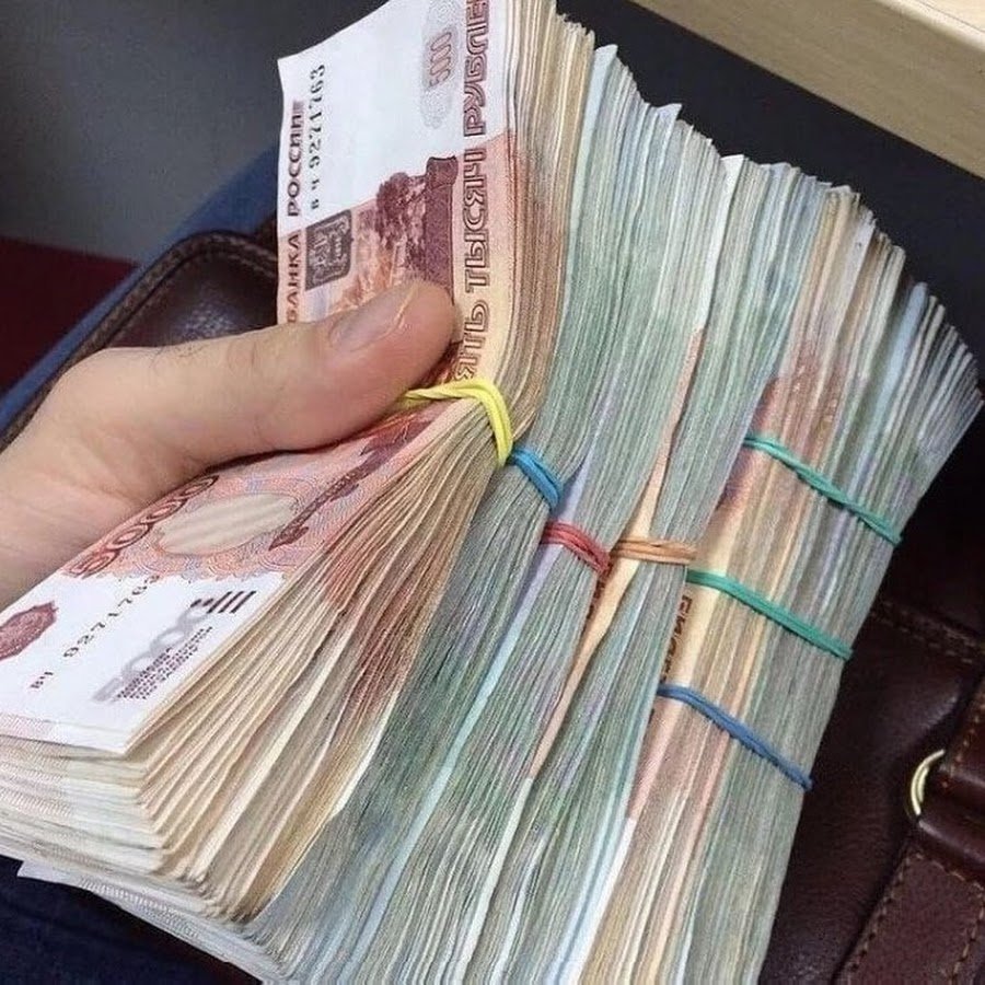 деньги рубли на столе
