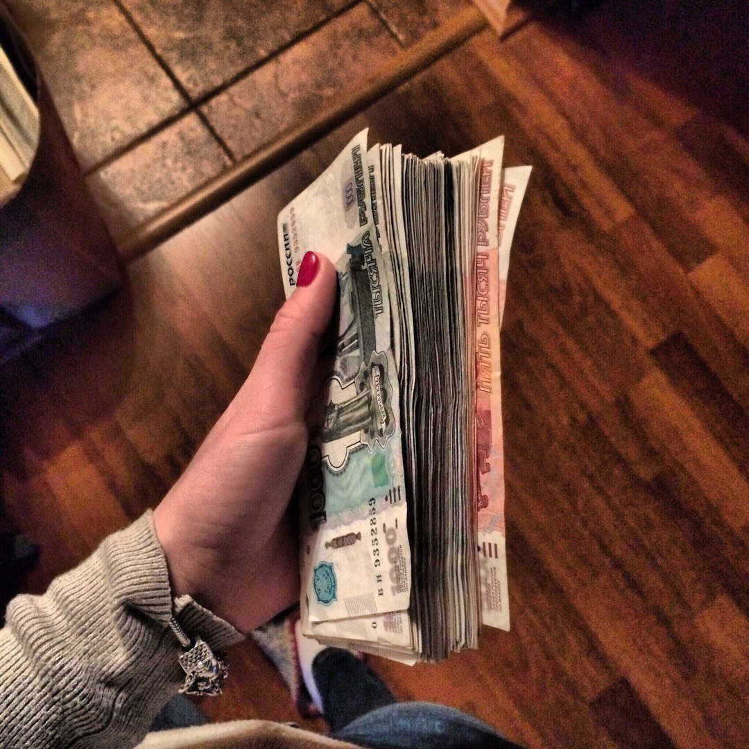 Пачка денег в руках