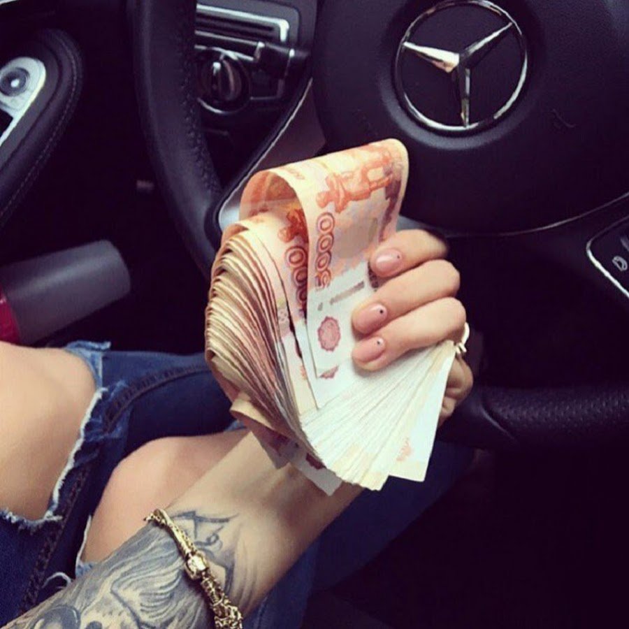 Деньги в руках девушки