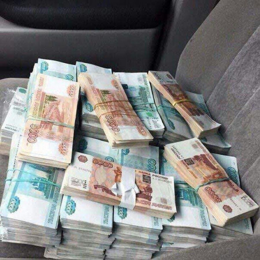 Пачка денег в руках