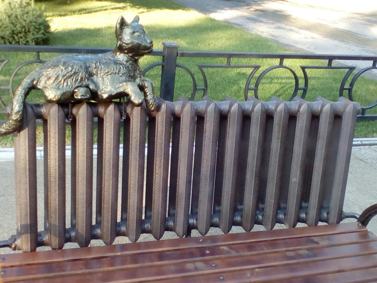 Котенок на батарее