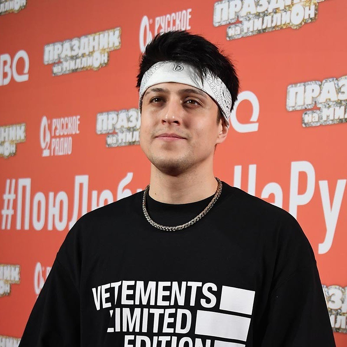 Хабиб Шарипов в фиолетовой футболке