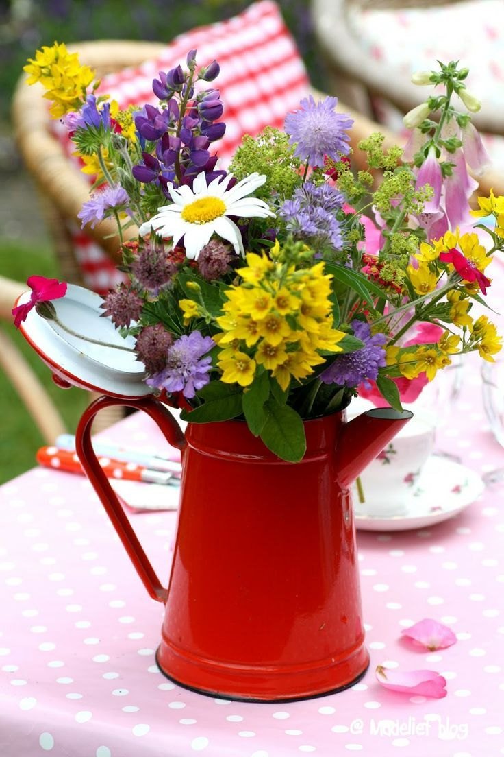Полевые цветы в лейке