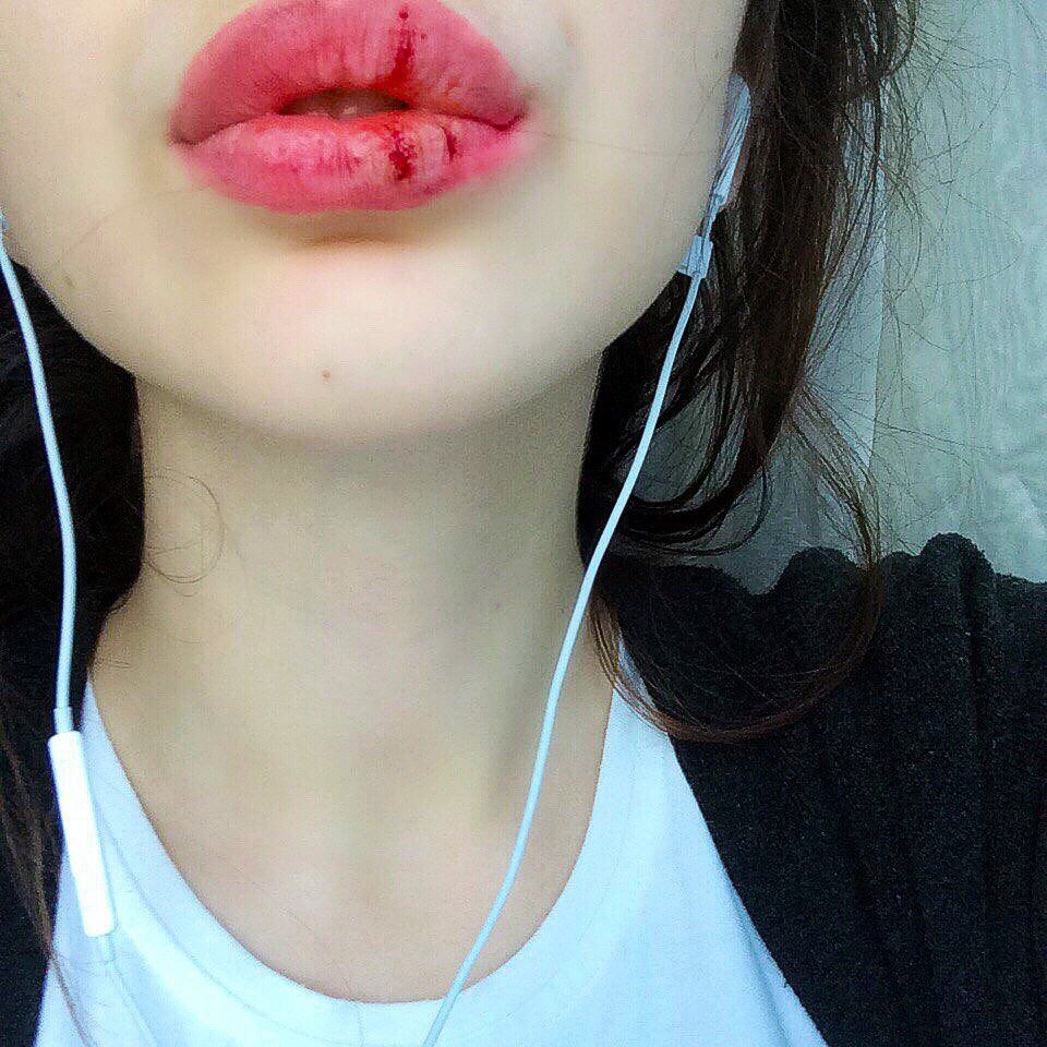 Открытый женский рот с языком домашние