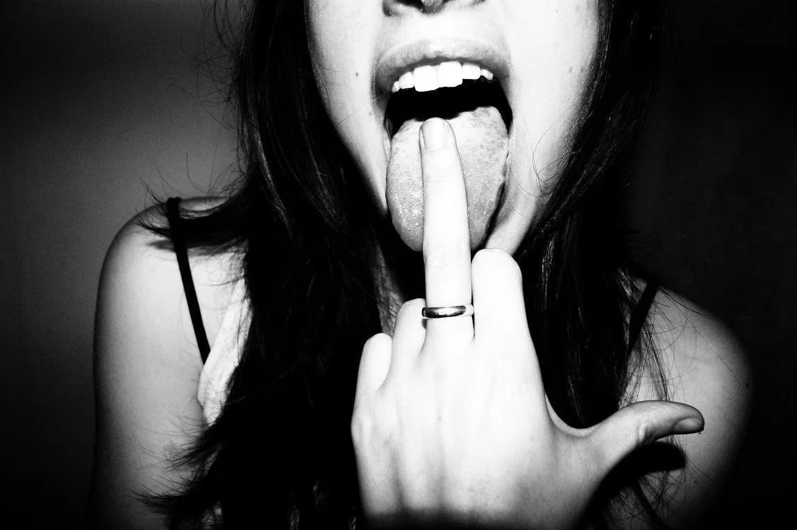 Девушка с презервативом во рту