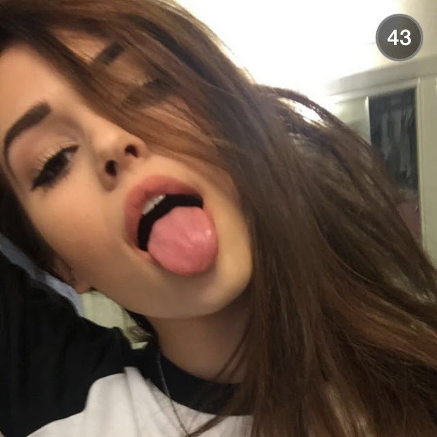 Девушки с презиками во рту