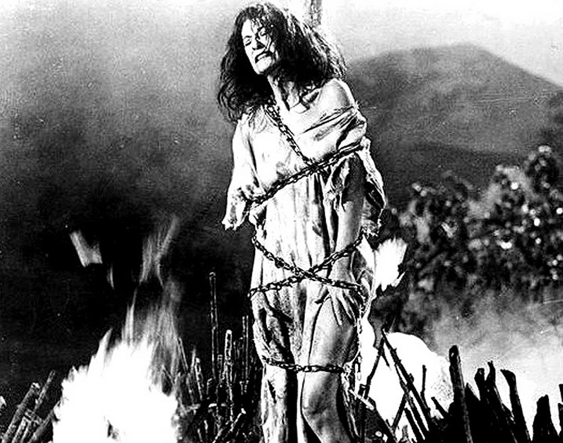 Сожжение ведьм на костре на площади