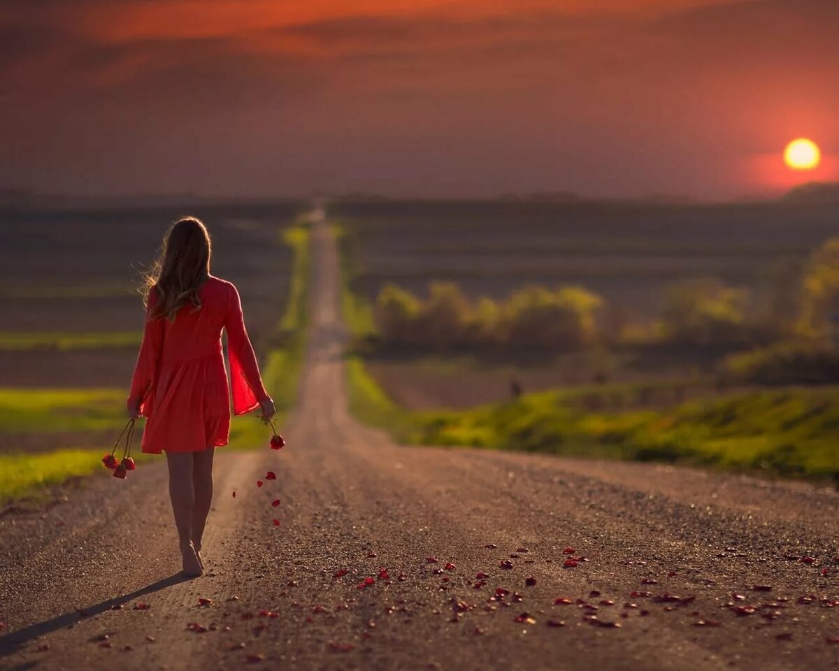 Уходящая девушка