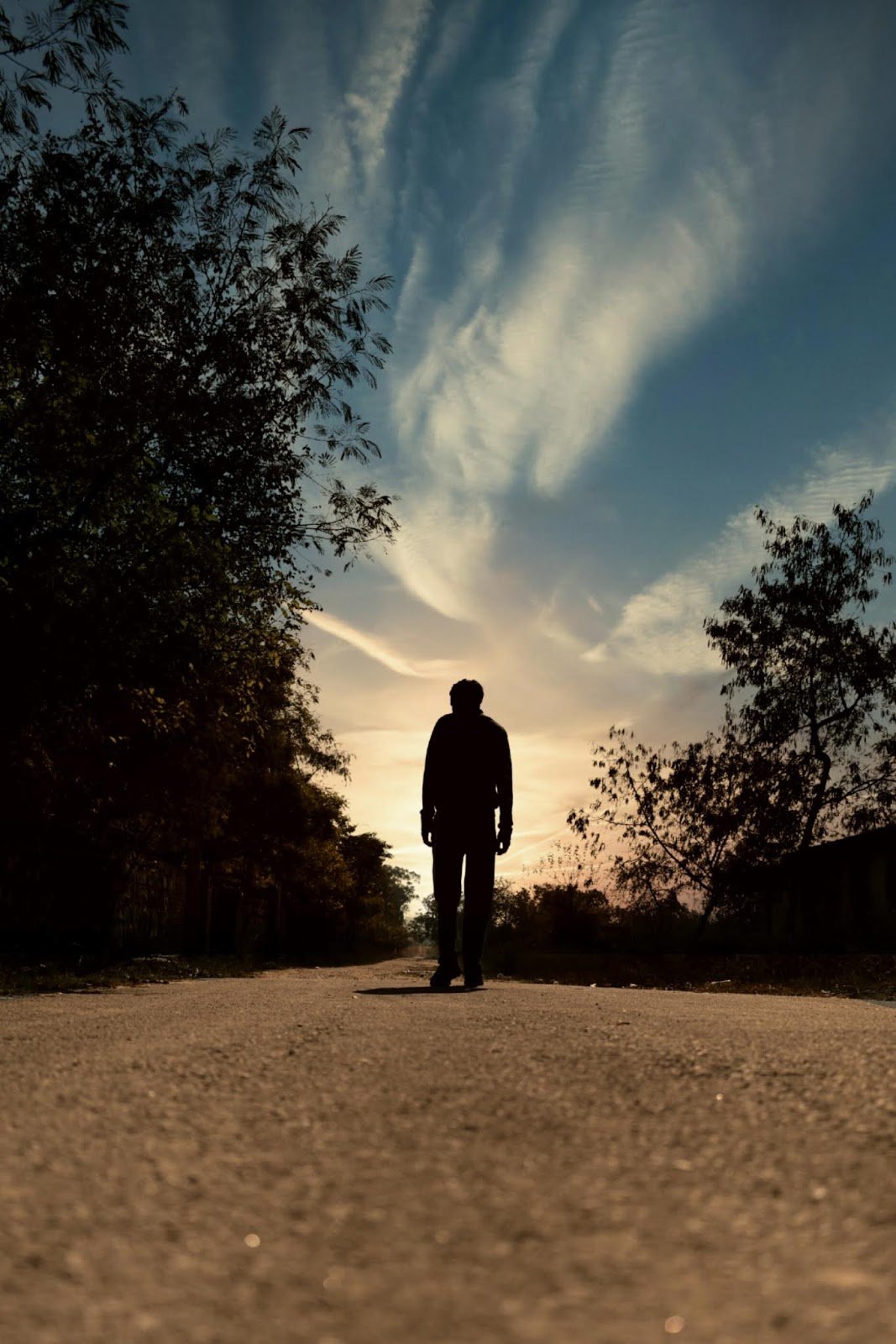 Мужчина идет по дороге