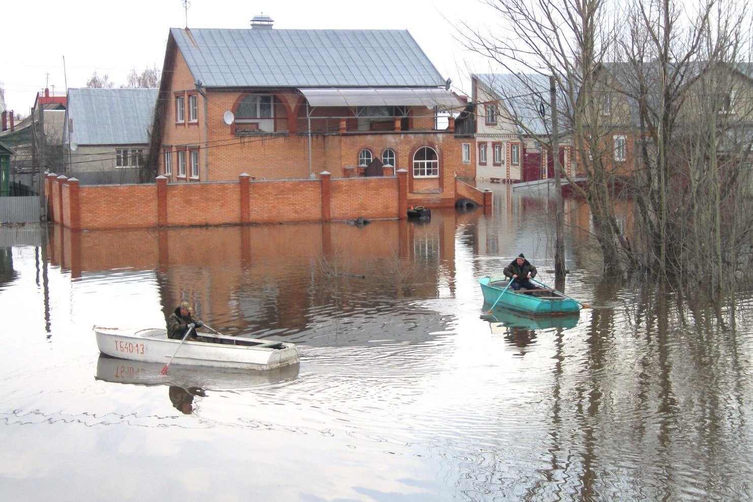 Весенний паводок это. Добруш весенний паводок. Паводок Дубна 2013 Ривер клаб. Наводнение половодье. Наводнение весной.