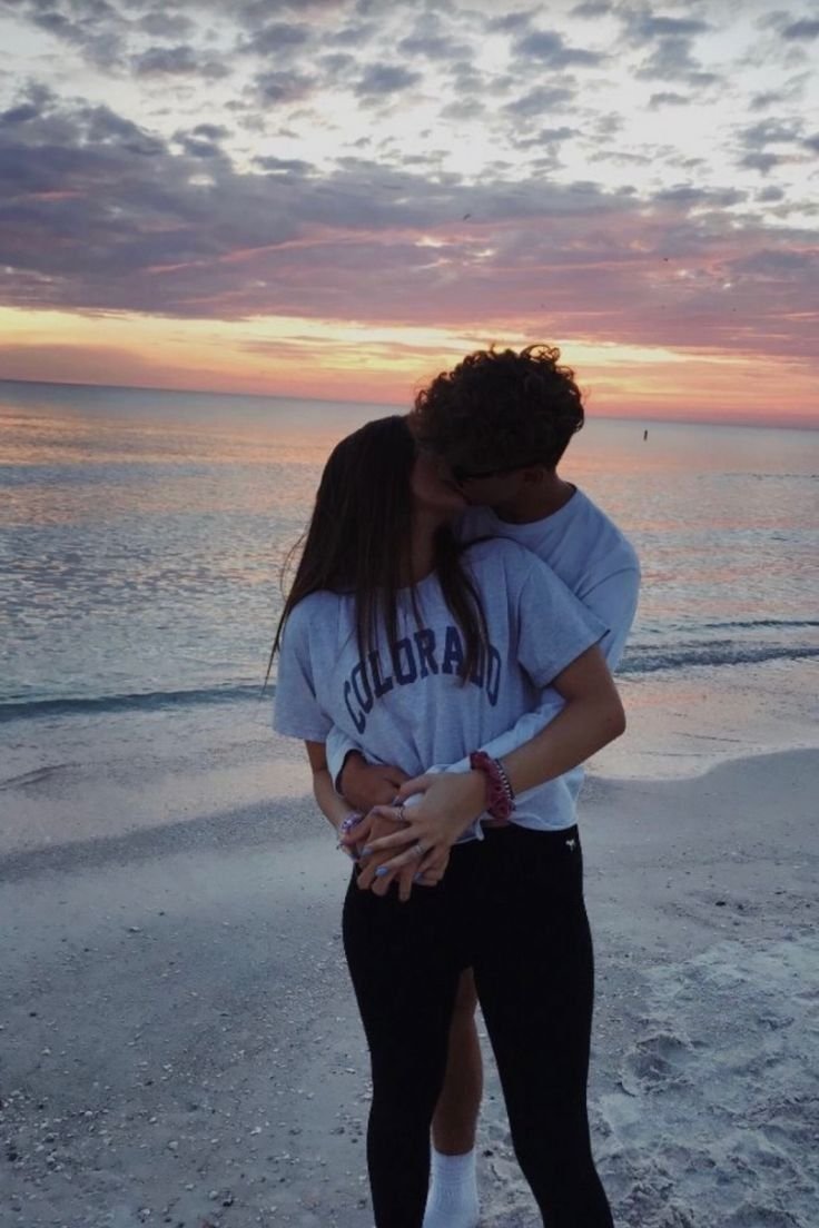 Картинки девушка с парнем обнимаются на аву