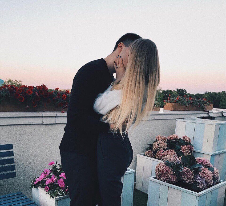 Паренььс девушкой без лица