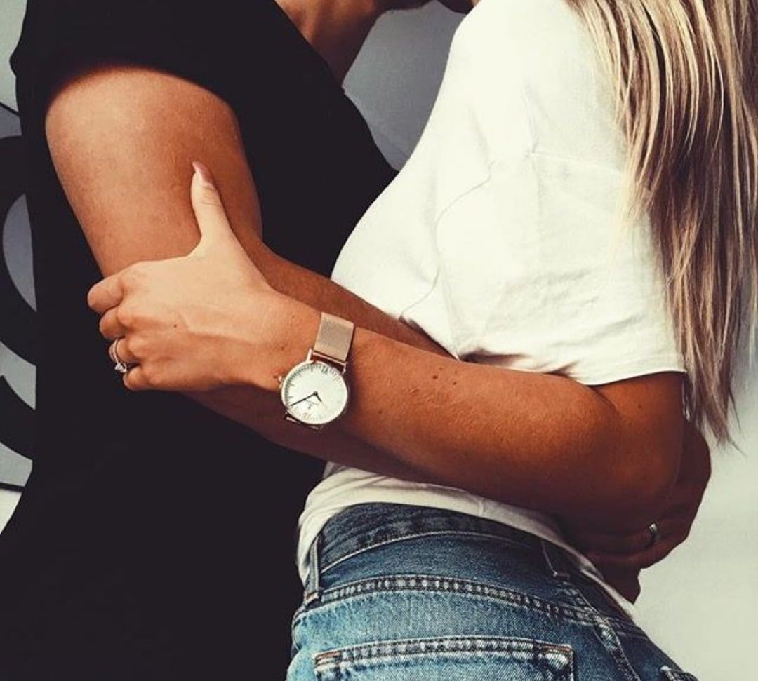 Парень с девушкой без лица