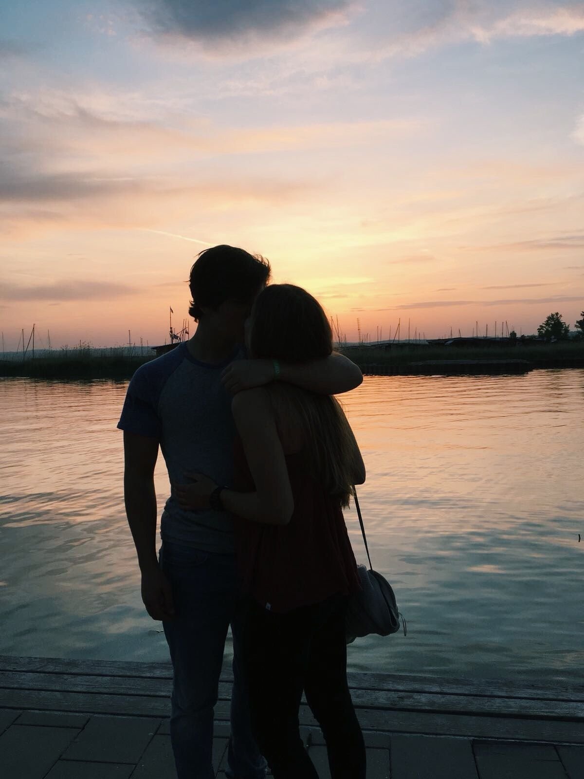 Девушка на спине у парня