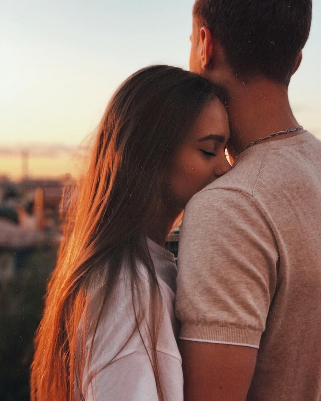 Парень и девушка обнимаетс