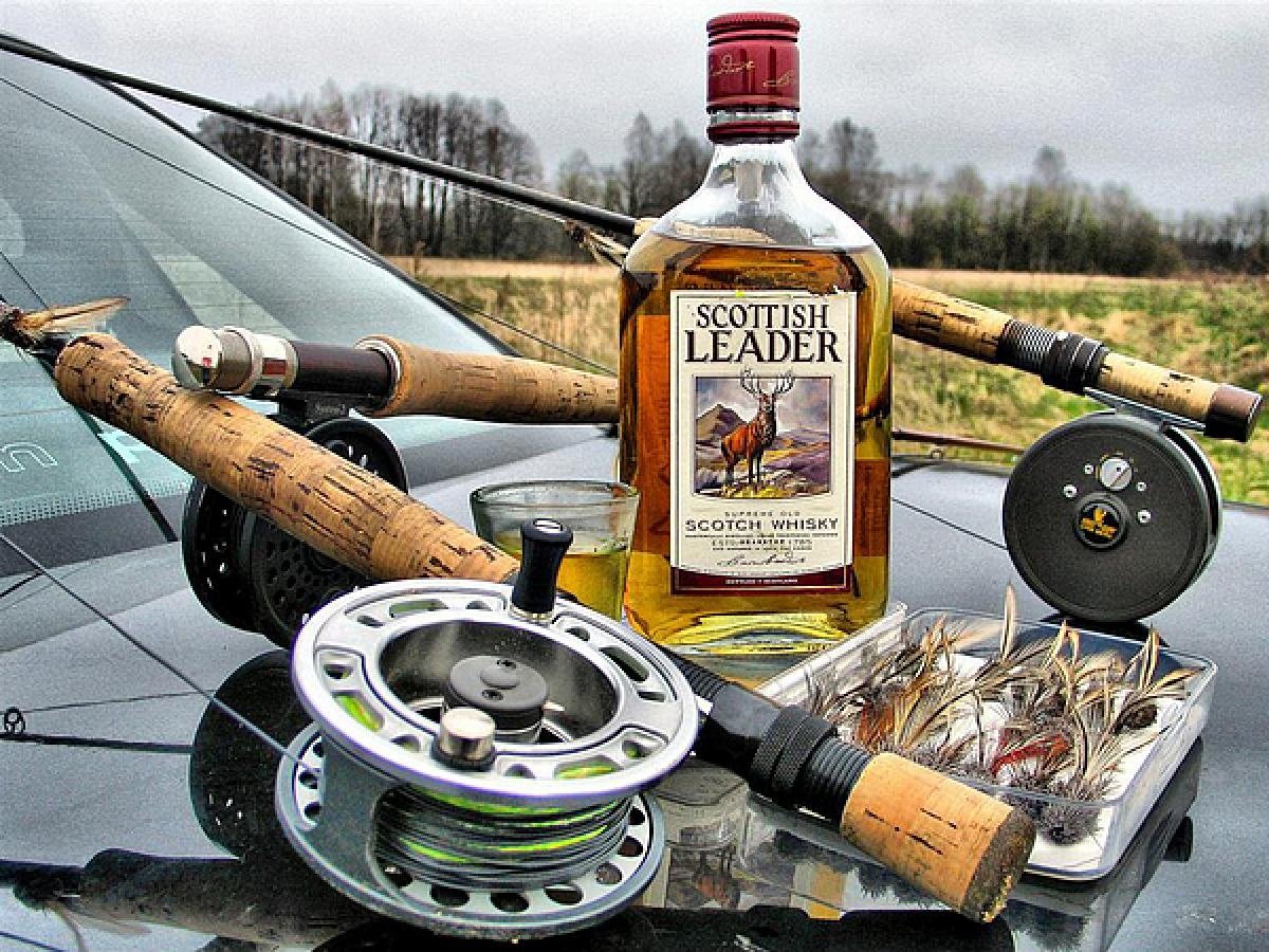 Мультяшный Рыбак с уловом